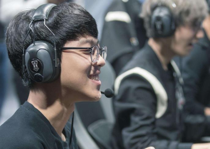 100T血洗NS,Faker极限生还后反打宿敌对决淘汰赛,锁定晋级资格 100T血洗NS,Faker极限生还后反打宿敌对决淘汰赛,锁定晋级资格