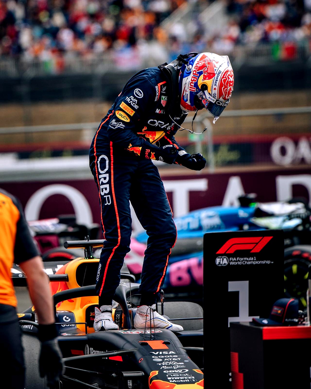 开云下载-迈凯伦险胜红牛二队，维斯塔潘带队取胜