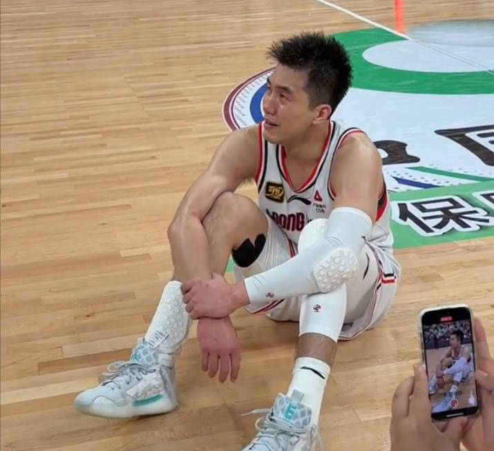 浙江队险胜马刺，郭艾伦点燃赛场