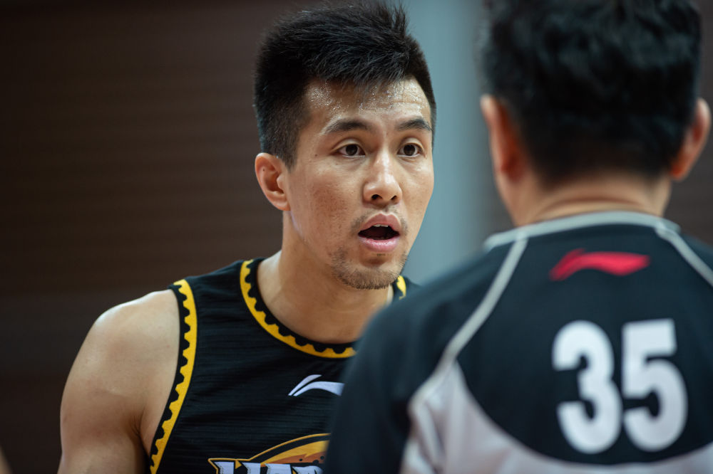 上海队险胜青岛队，锡安带队取胜